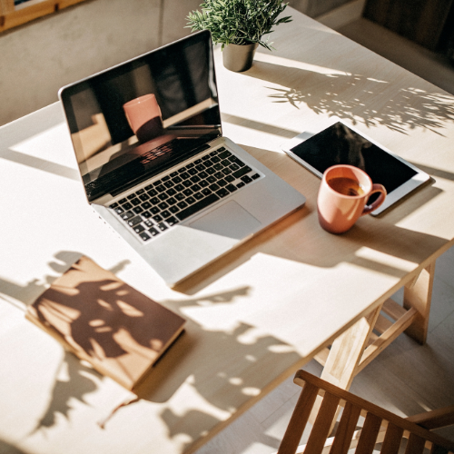 Kreatywne miejsce pracy z laptopem i kawą